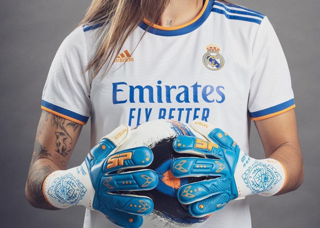 Licuar Monje Suradam Los guantes de Misa Rodríguez inspirados en los colores de la camiseta del Real  Madrid -